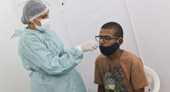 Com 132 mortes em 24h, Brasil vê média móvel subir para 103
